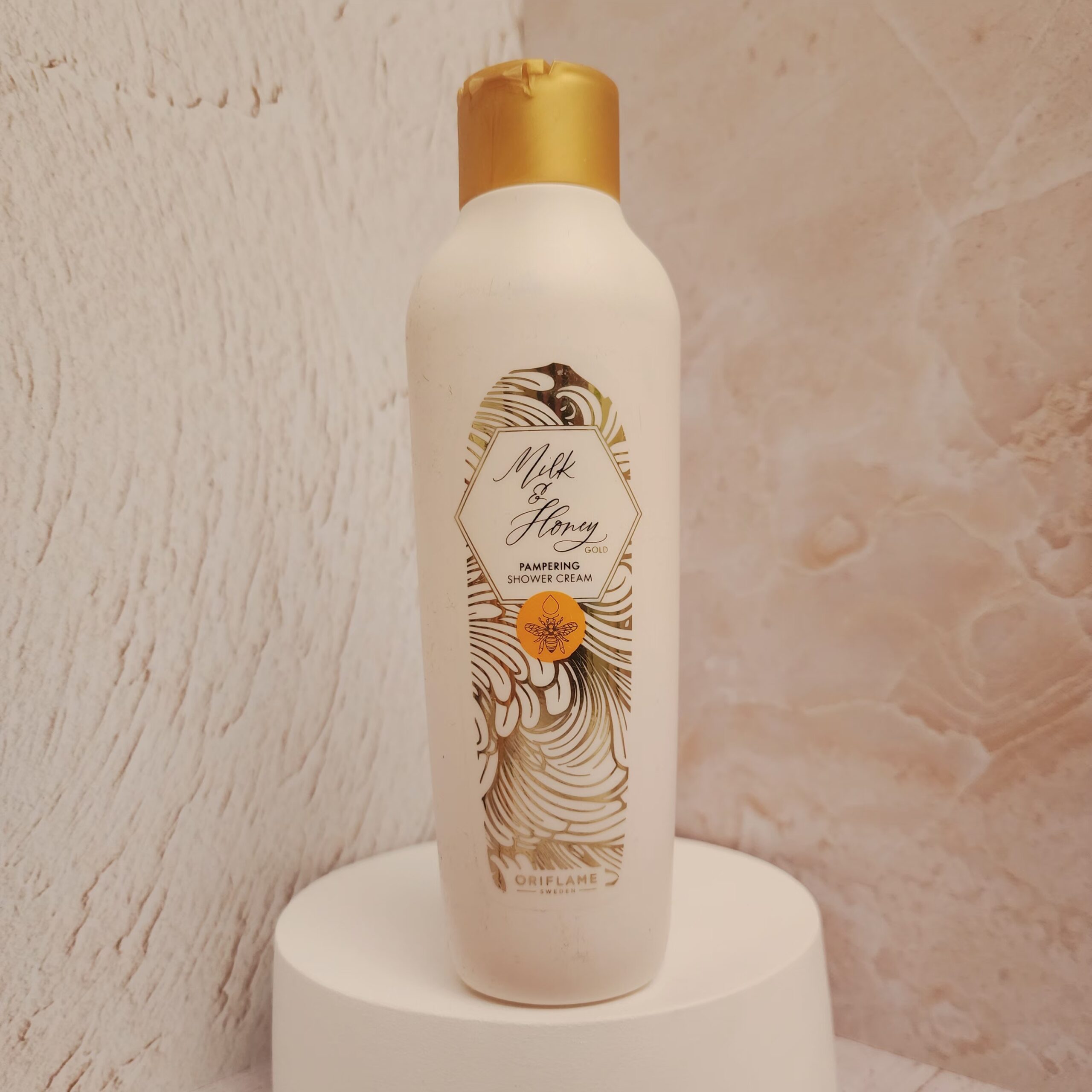 شامپو بدن حاوی عصاره شیر و عسل